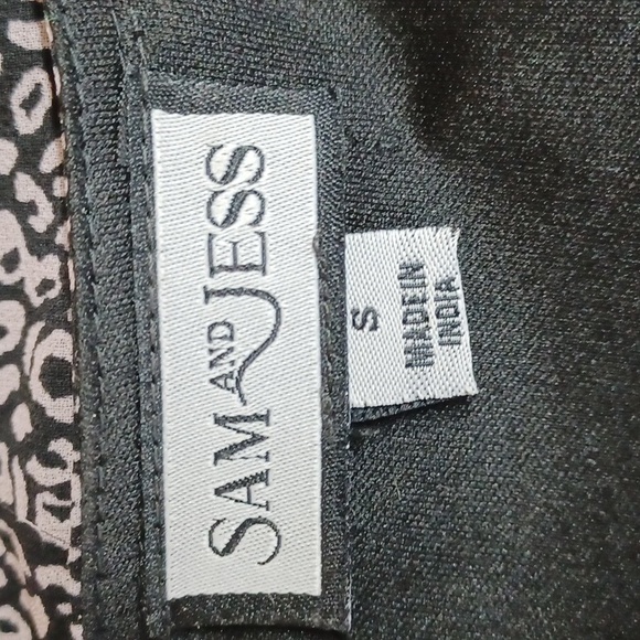 Sam & Jess Women's V-Neck Button-Front Smocked-Shoulder Top - Picture 9 of 11